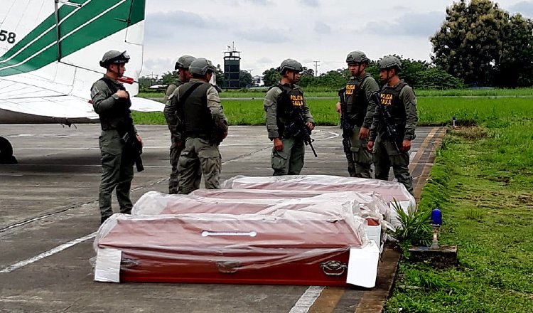 Los cuerpos encontrados en una zona del sur de Colombia, fronteriza con Ecuador, fueron trasladados por las autoridades a Cali. EFE