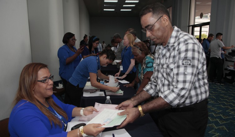 Las personas deben verificar primero si aparecen para entrega. /Foto Archivo