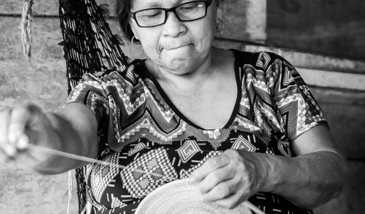 Gloria Samana, artesana emberá de 69 años de edad. /Foto Héctor Saavedra