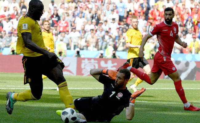 Romelu Lukaku de Bélgica (izq.) intenta evadir al portero Farouk Ben Mustapha de Túnez. Foto:AP