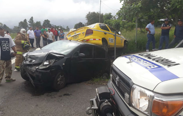 Debido al fuerte impacto los autos quedaron uno sobre otro. Foto/José Vásquez