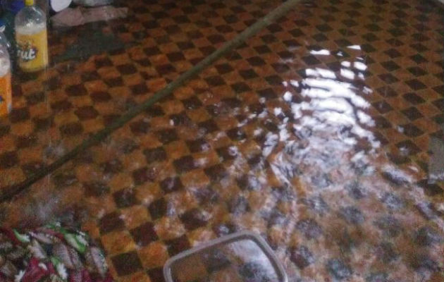 La cocina de esta vivienda quedó inundada por el temporal. Foto/Diómedes Sáncez