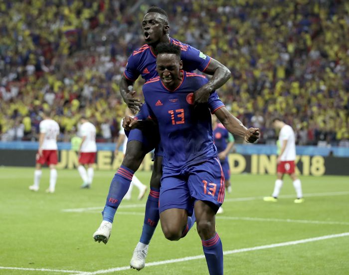 Davinson Sánchez celebra junto a Mina el gol que tiene en ventaja a Colombia. Foto AP