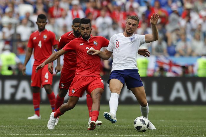 Aníbal Godoy disputa el balón con el inglés Jordan Henderson. Foto AP