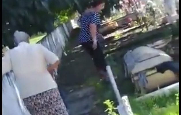 La gente que acudió al cementerio, pudo observar las cajas afuera. Foto: José Vásquez. 