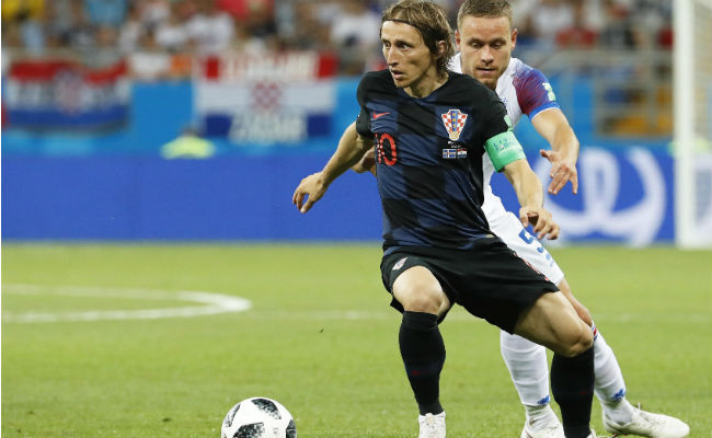 Luka Modric es marcado por Sverrir Ingason (atrás). Foto:AP