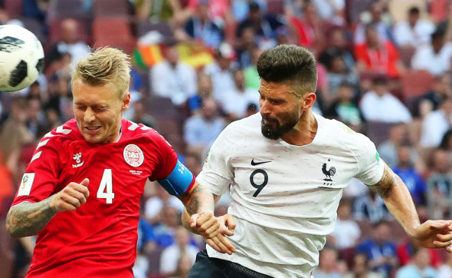 Simon Kjaer (izq.) de Dinamarca y Olivier Giroud (der) de Francia. Foto:AP