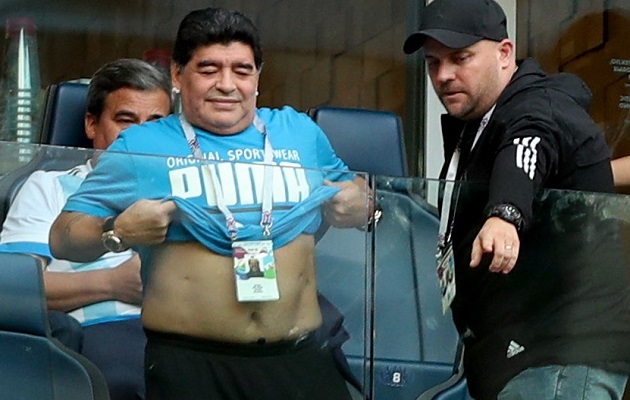 Maradona lució inquieto.