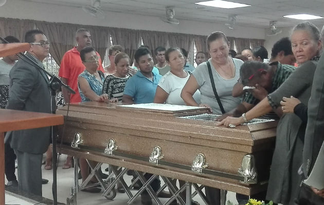 Familiares dándole el último adiós en el templo. Foto: Eric A. Montenegro.