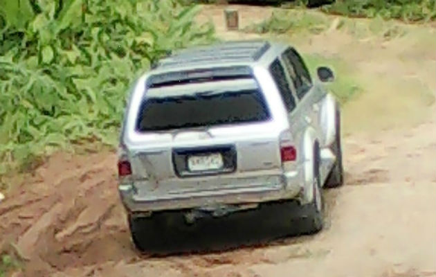 Un auto estaba cerca del cadáver colgado. Foto: Eric A. Montenegro.