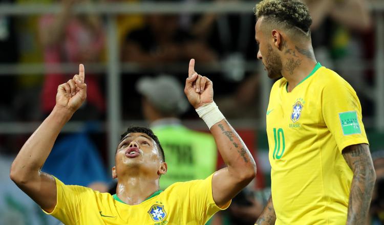 Thiago Silva festeja junto a Neymar su gol ante Serbia. /Foto AP