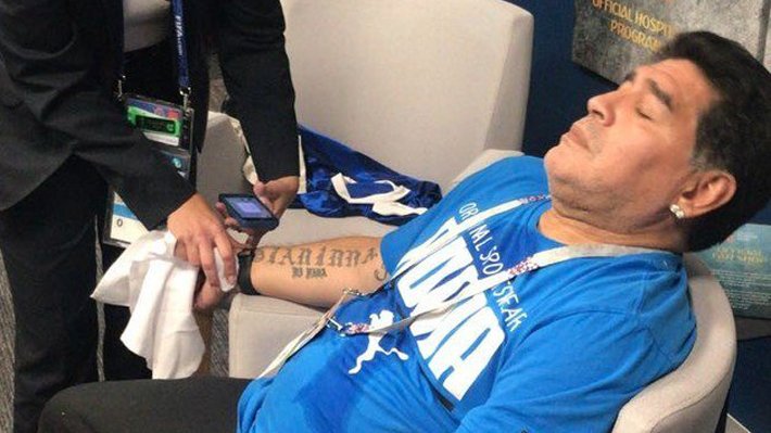 Maradona tuvo que ser atendidos por paramédicos en Rusia por presión alta. Foto: Redes sociales.