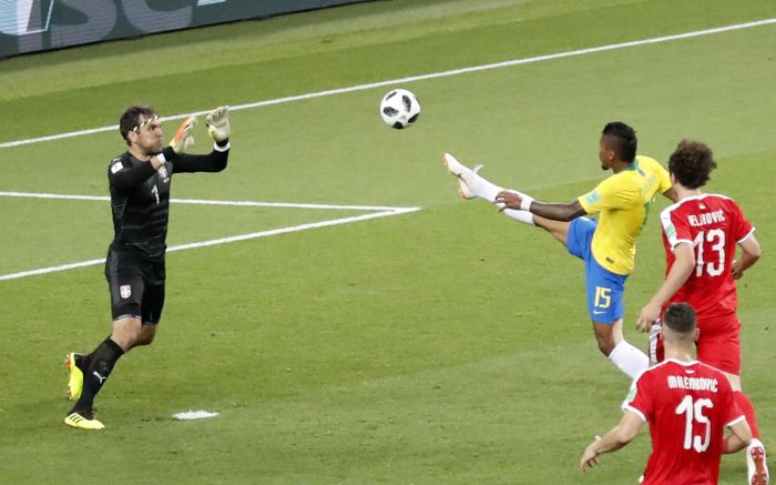 Paulinho anota el primer gol de Brasil Foto AP