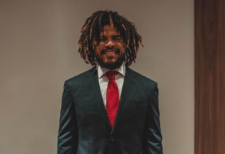 5.  Jugador Román Torres.