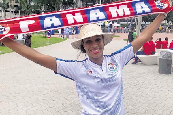 Identificada: Todo valía para estar identificados con la selección, como esta joven con su sombrero, suéter y bufanda con el nombre de Panamá, que asistió al parque Urracá, en Bella Vista.