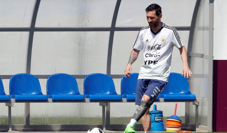 Los franceses Lucas Hernández y Blaise Matuidi harían la marca al astro argentino Lionel Messi. /Foto EFE 