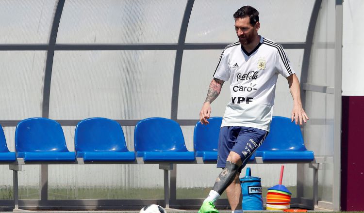Los franceses Lucas Hernández y Blaise Matuidi harían la marca al astro argentino Lionel Messi. /Foto EFE