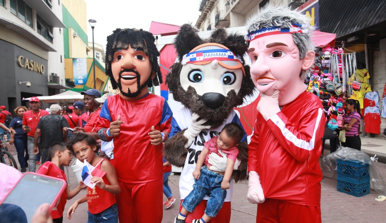 En la Peatonal, personas disfrazadas como la mascota del mundial y jugadores llamaron la atención de los niños.