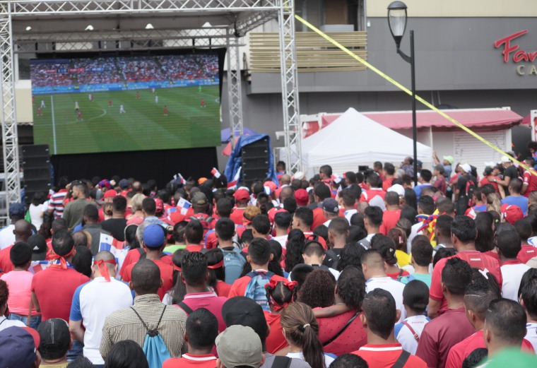 Espacios públicos: La Alcaldía de Panamá instaló pantallas gigantes en la plaza 5 de Mayo y el parque Urracá para que los citadinos pudieran presenciar los juegos de la selección en el mundial de Rusia.