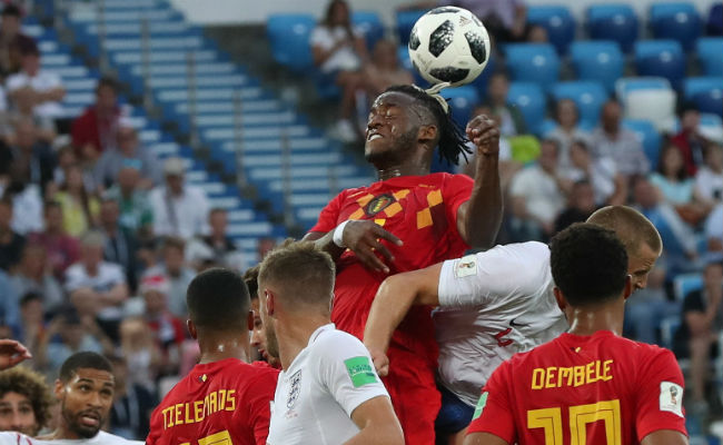 Michy Batshuayi  de Bélgica salta a rematar el balón con la cabeza. Foto:AP 