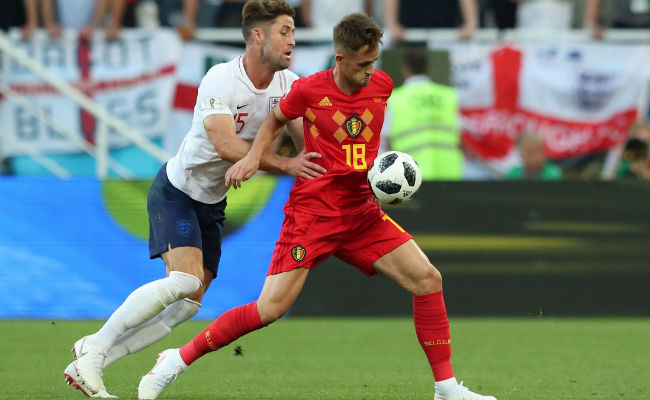 Gary Cahill (IZQ.) de Inglaterra disputa el balón ante Januzaj de Bélgica Foto: AP
