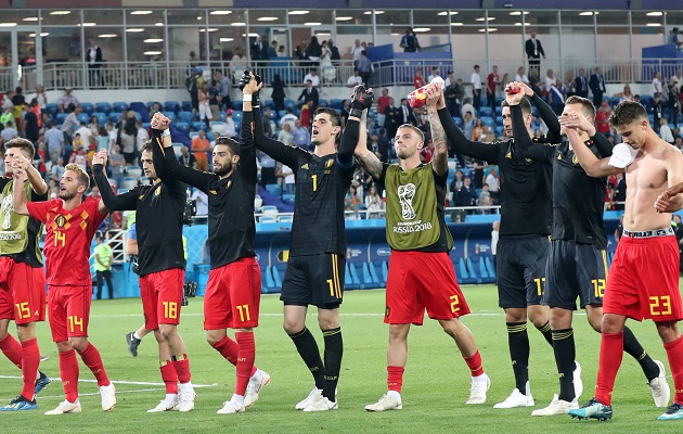 Jugadores de Bélgica celebran la victoria con su afición. Foto EFE
