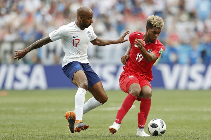 Fabian Delph marca al panameño Ricardo Avila. Foto AP