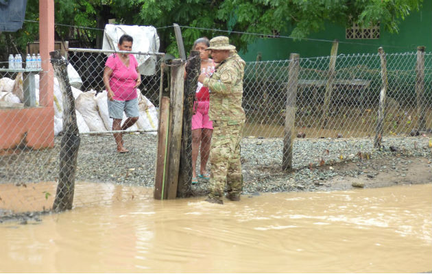 Miembros de las Fuerzas de Tarea Conjunta evalúan los daños por la crecida de ríos. Foto/Thays domíguez