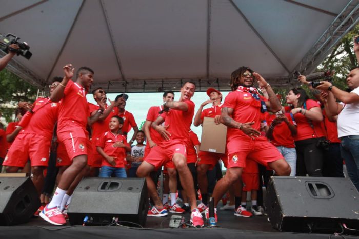 Los jugadores fueron recibidos por sus seguidores y tuvieron un homenaje en el parque Urracá. Foto Anayansi Gamez