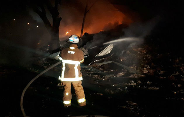 Fuego en Recicladiora. Foto/@BomberosPanamá
