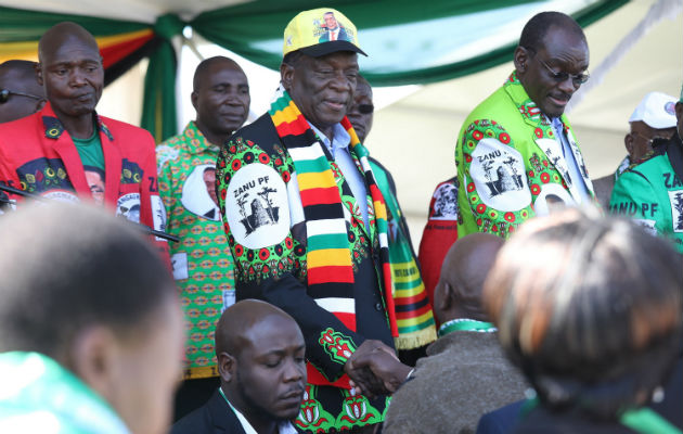 Presidente zimbabuo sale ileso de explosión con varios heridos durante mitin