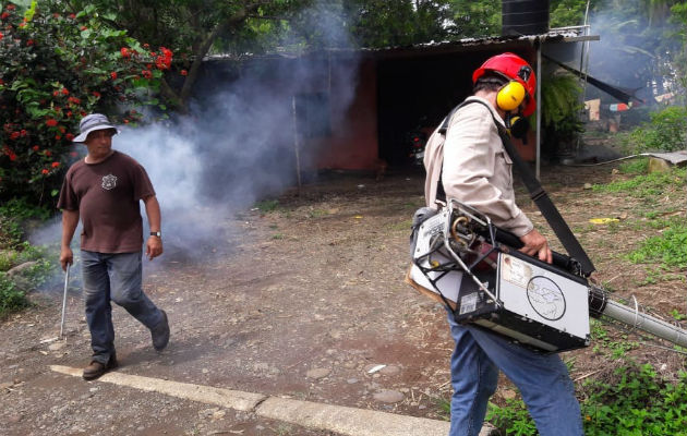 Funcionarios fumigan varias comunidades. Foto/José Vásquez 