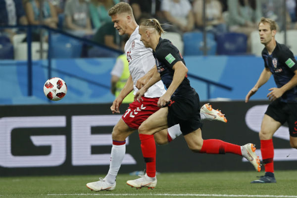  Andreas Cornelius (izq.) de Dinamarca, conduce el balón ante el acecho del croata Domagoj Vida. Foto:AP