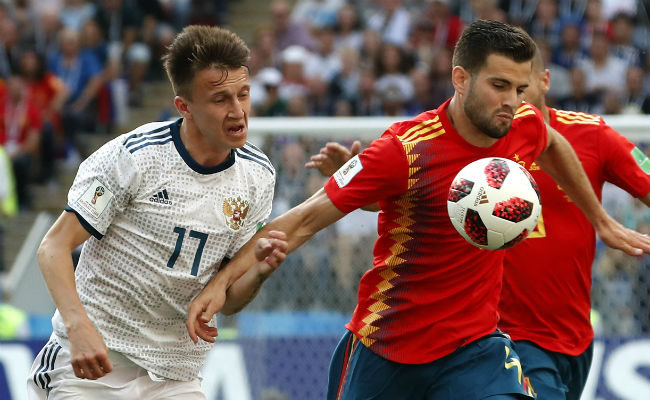 Nacho de España (der.) y Aleksandr Golovin de Rusia disputan el balón. Foto:AP