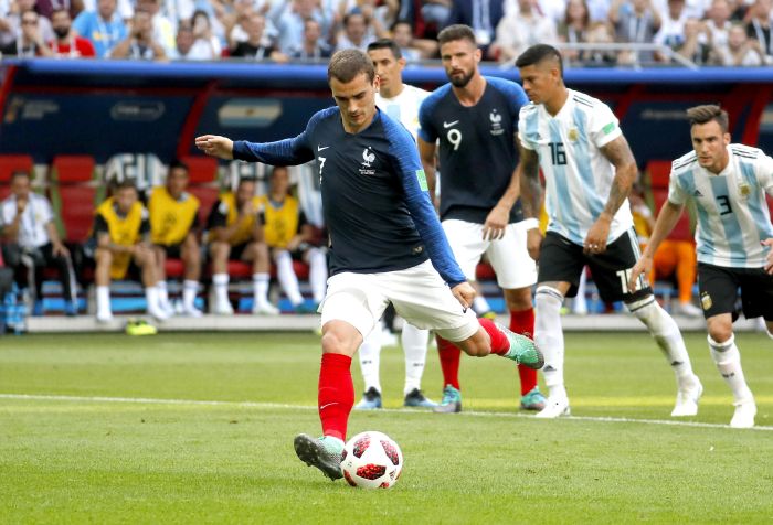 Antoine Griezmann anota de penal ante Argentina. Foto EFE