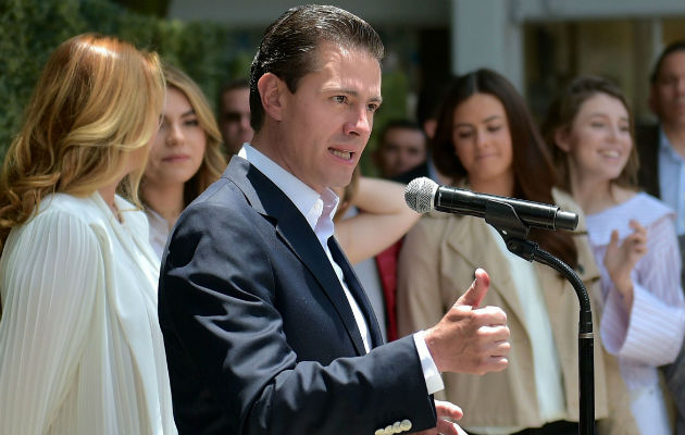 Enrique Peña Nieto, junto a la primera dama Angélica Rivera. FOTO/EFE