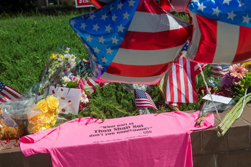 Ramos de flores, globos y mensajes en el suelo en memoria de las cinco víctimas del tiroteo. Foto: EFE 