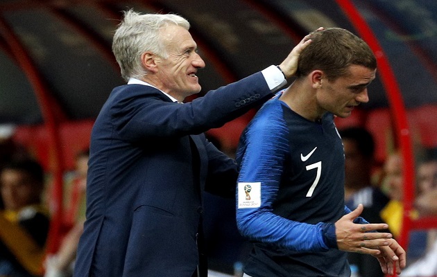 Entrenador de Francia Didier Deschamps y su delantero Antoine Griezmann. Foto EFE