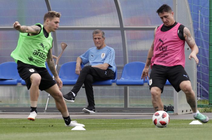 Óscar Tabárez observa el entrenamiento de Uruguay. Foto AP