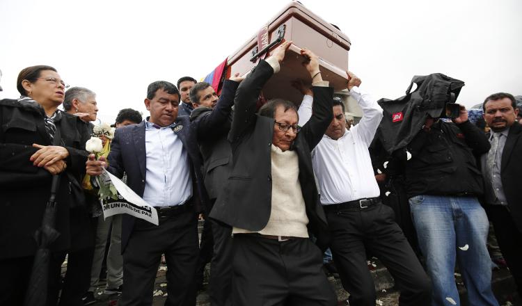 Momento de las honras fúnebres de los periodistas de El Comercio. FOTO/EFE