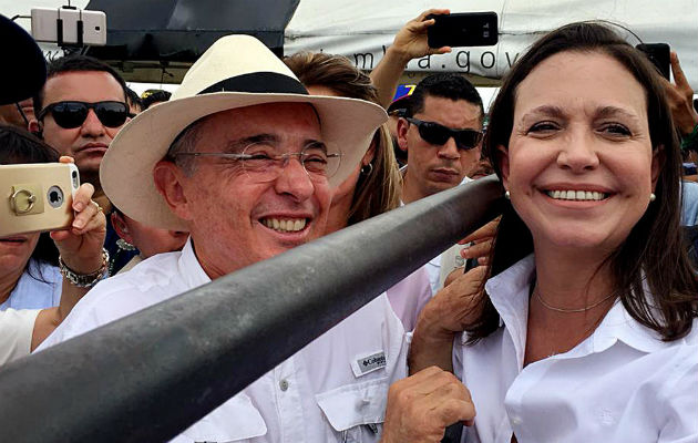 El expresidente Álvaro Uribe, recibió atención médica, luego del percance.