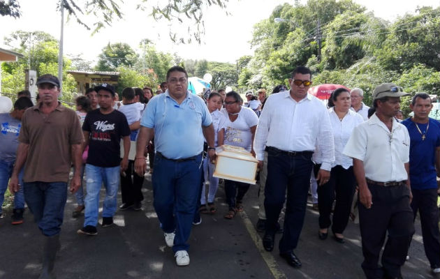 Cortejo fúnebre se realizó entre el dolor y la tristeza. Fotos: Melquíades Vásquez. 