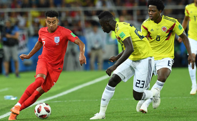 Jesse Lingard de Inglaterra (Izq.) y Davinson Sánchez de Colombia. Foto:AP