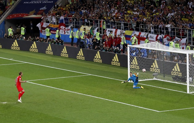 Harry Kane cobra penalti ante David Ospina. Foto AP