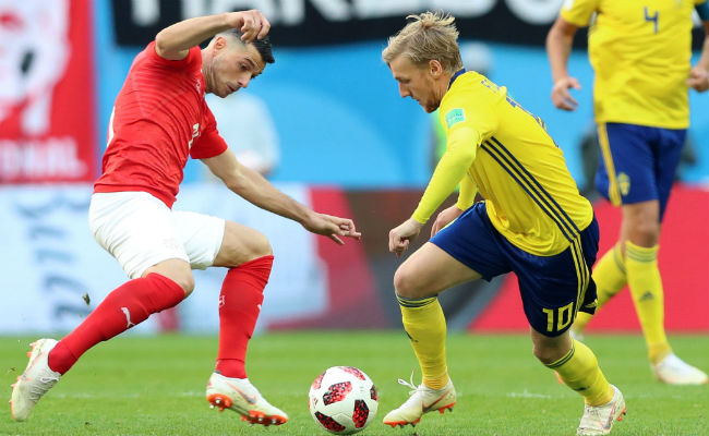 Emil Forsberg (der.) de Suecia y Blerim Dzemaili de Suiza. Foto:AP
