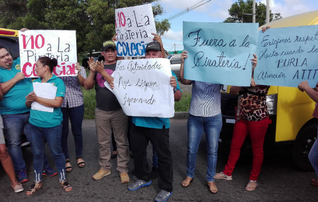 Choferes de colegiales protestan en la autopista Arraiján- La Chorrera