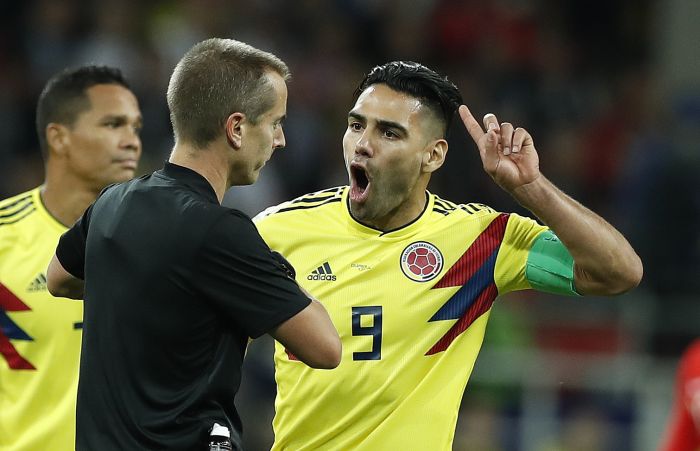 Falcao discute con el árbitro Mark Geiger.