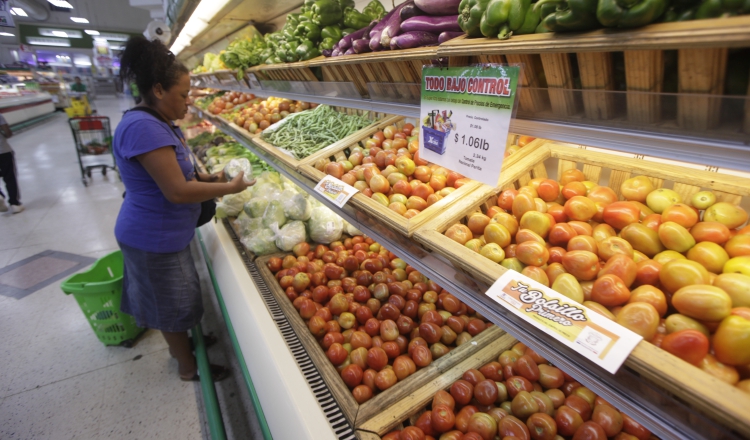 Panameños siguen en espera de un ahorro en sus compras. /Foto Archivo