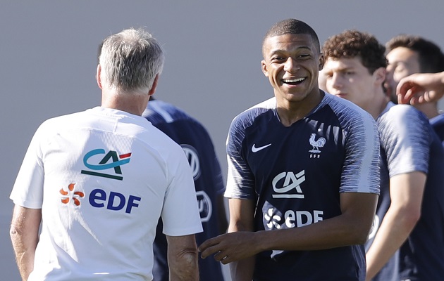 Didier Deschamps junto a Kylian Mbappé. Foto AP