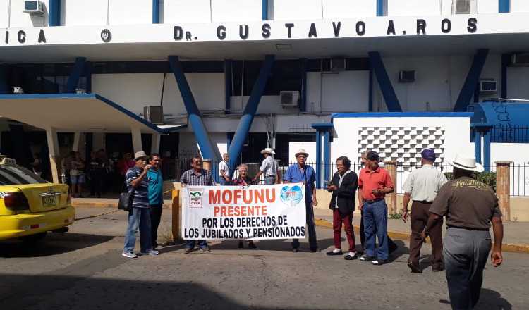 El grupo de jubilados se mantuvo frente a la policlínica Gustavo A. Ros, en la provincia de Chiriquí.   Fotos: José Vásquez